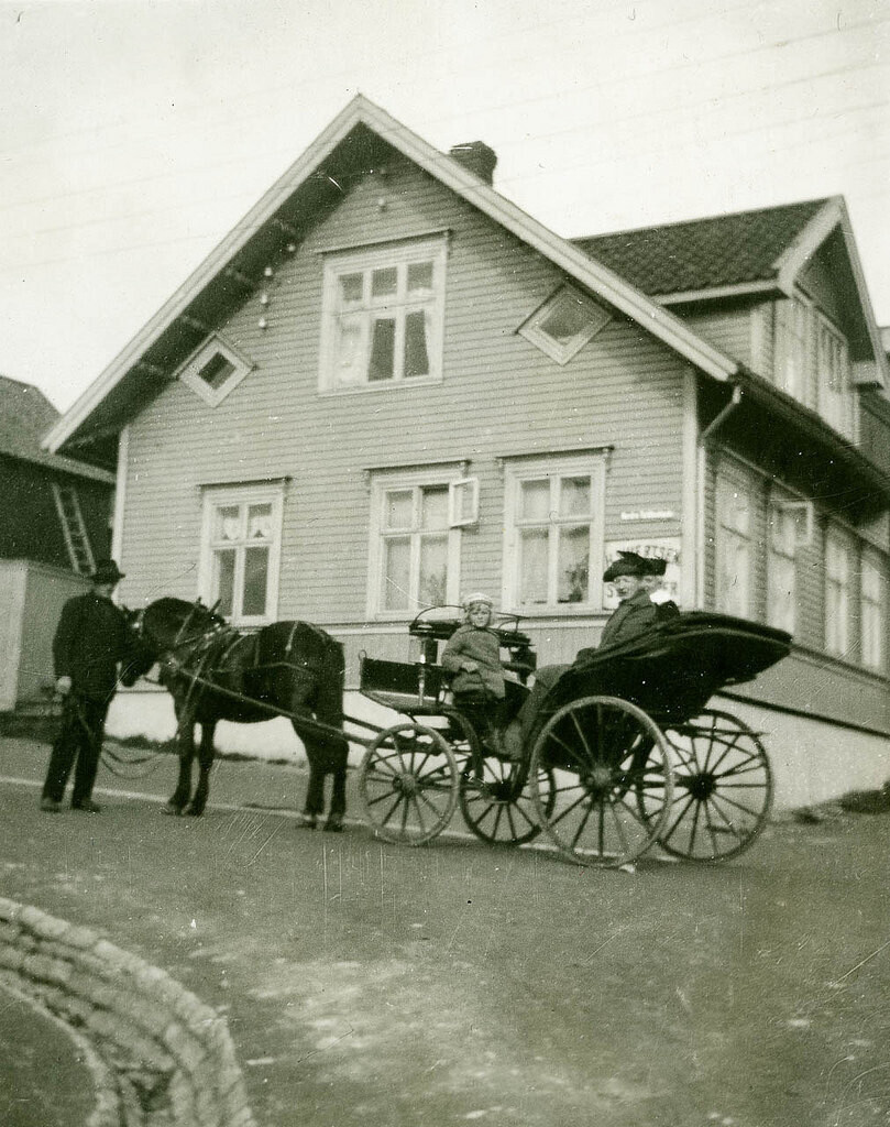Hest og vogn foran Storgata 128, Tromsø