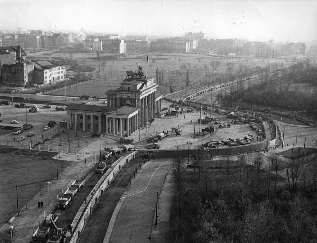 Der Bau der Berliner Mauer. Ansicht vom Reichstag