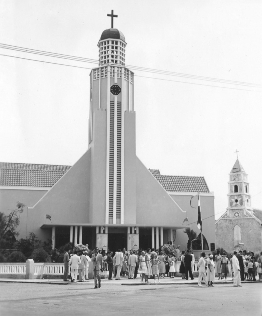 Het koninklijk paar verlaat de Nieuwe Protestantse kerk in Oranjestad