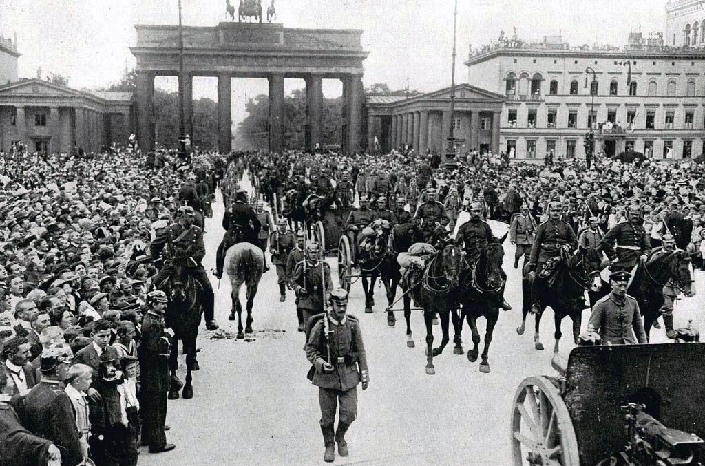Deutsche Truppen passieren den Pariser Platz