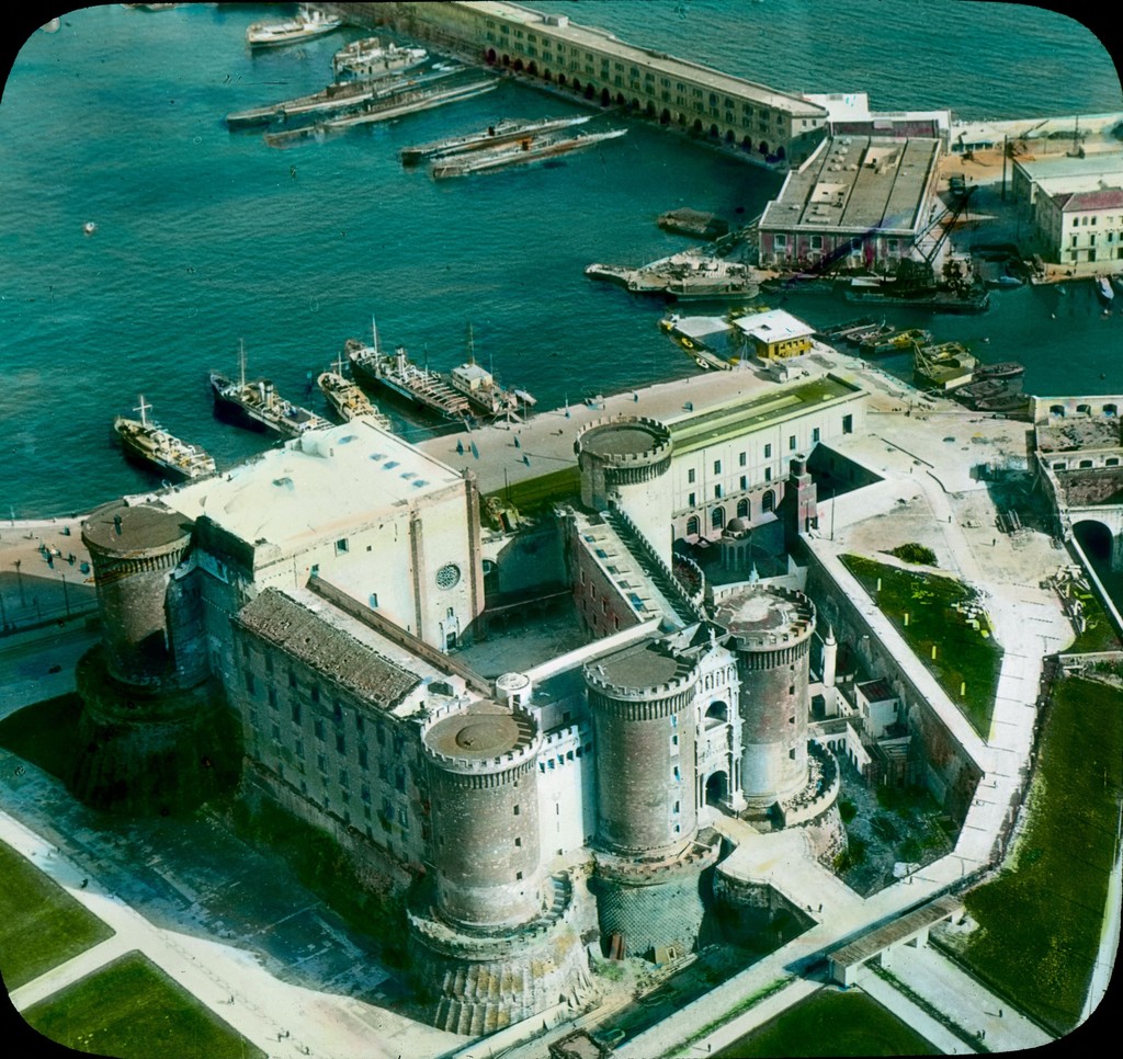 Castel Nuovo (Maschio Angioino) - veduta aerea. Napoli - Fortezza Angioina dall'alto