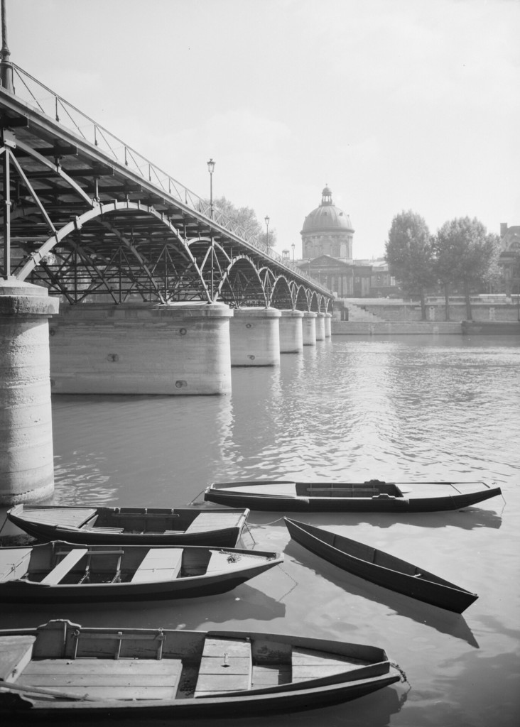 Le Pont des Arts et le Palais de l 'Institut de France. Barques de pêcheurs