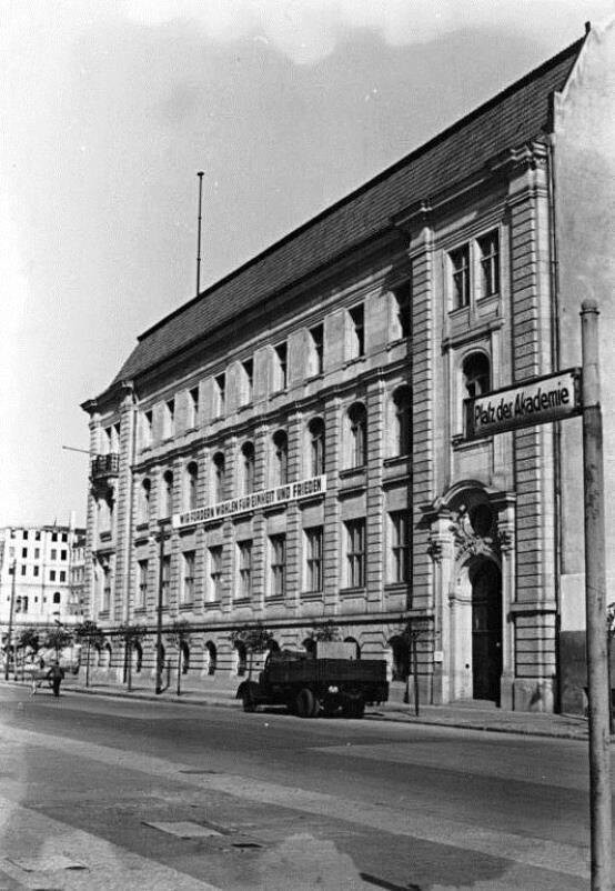 Akademie der Wissenschften der DDR. Platz der Akademie