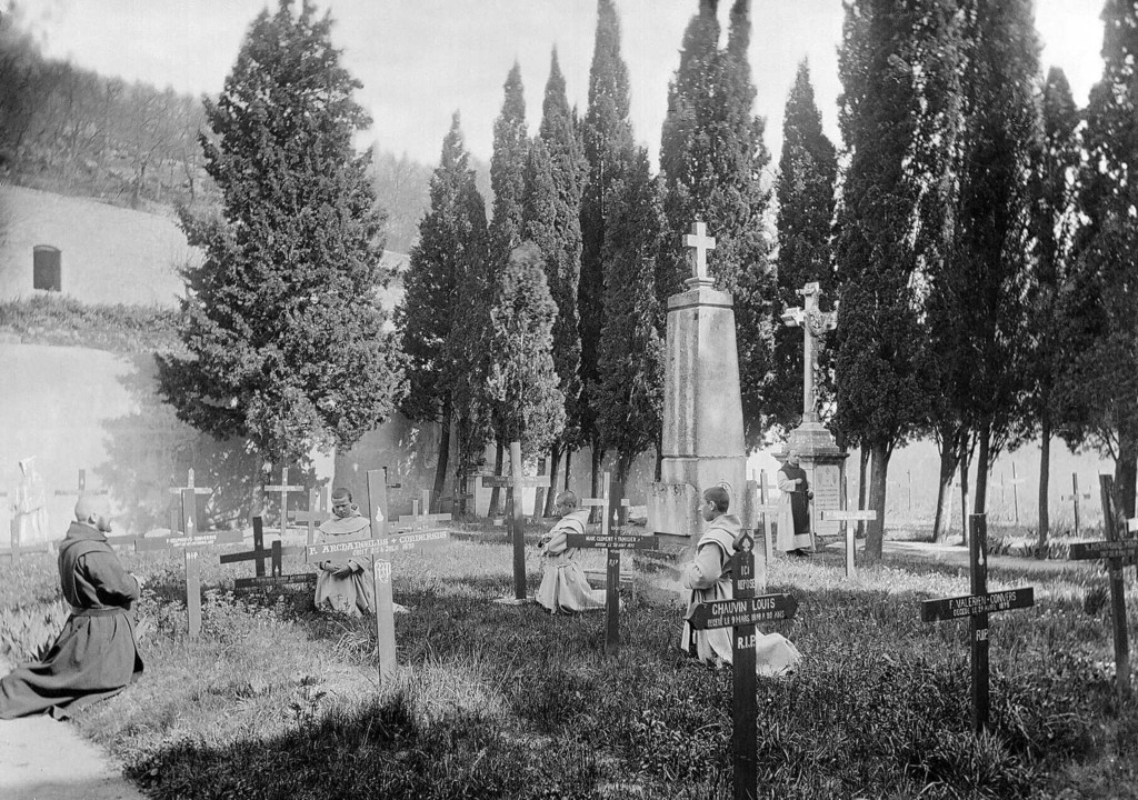 Montjoyer. Moines priant dans le cimetière de l'abbaye d'Aiguebelle