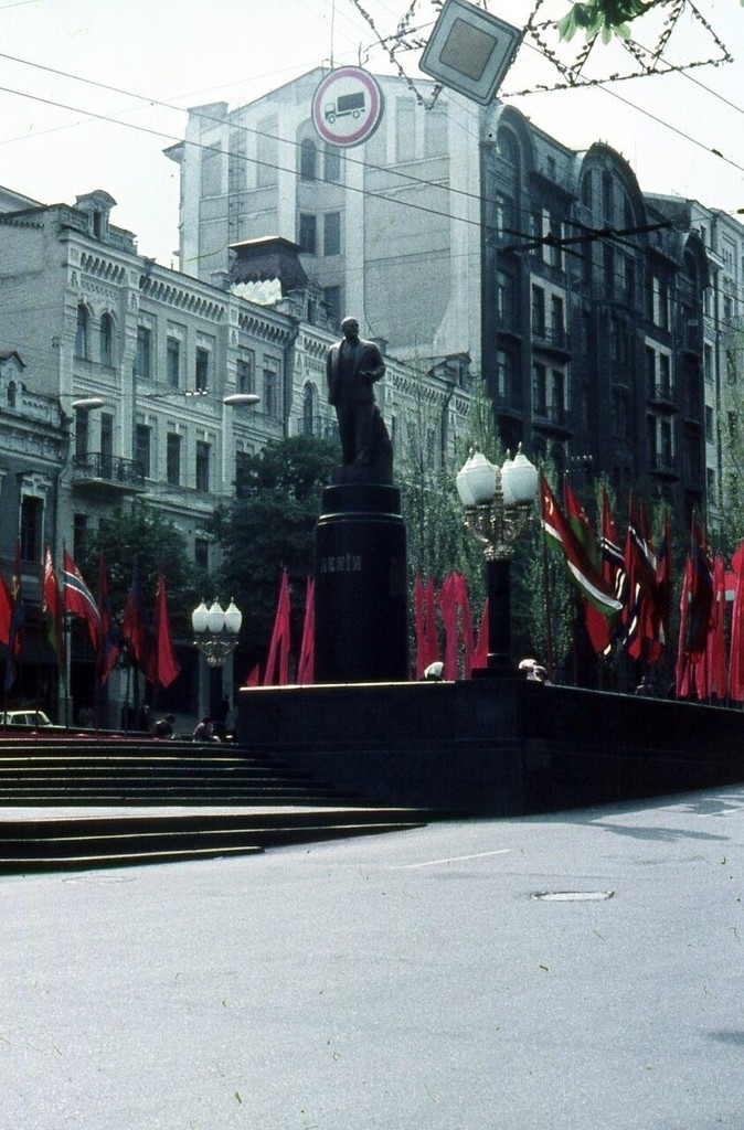 Біля пам'ятника Леніну В.І