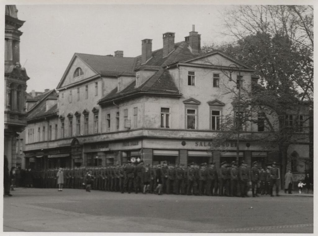 Angehörige der SS-Kraftfahr-Ausbildungs- und Ersatz-Abteilung marschieren aus der Wielandstraße