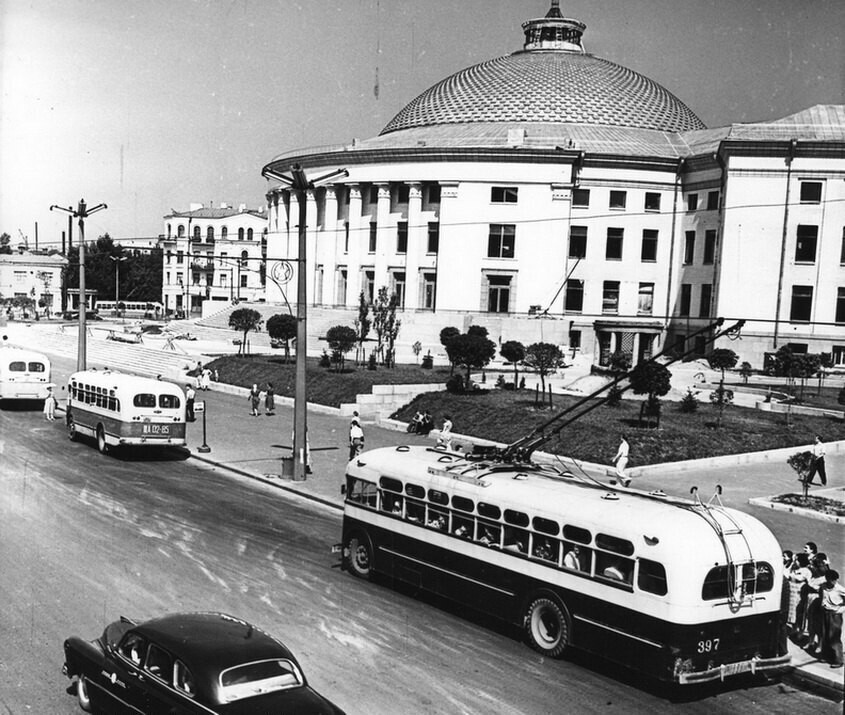 Зупинка тролейбусів на площі Перемоги біля цирку
