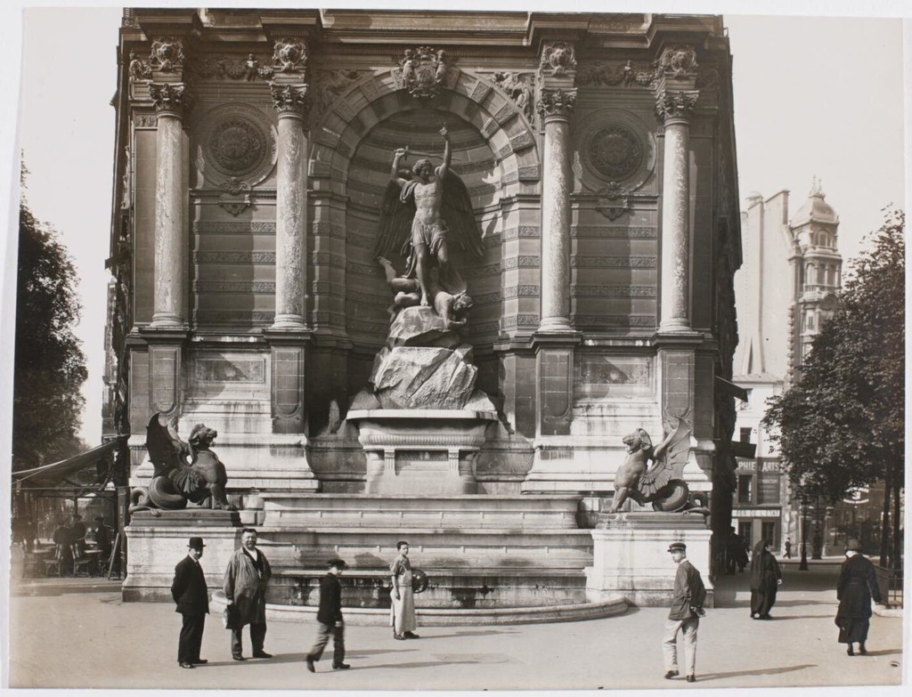 Place Saint-Michel et détail de la fontaine