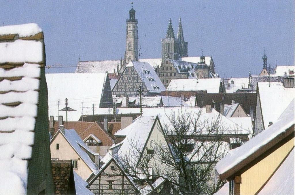 Blick auf das Rathaus und die Kirche 