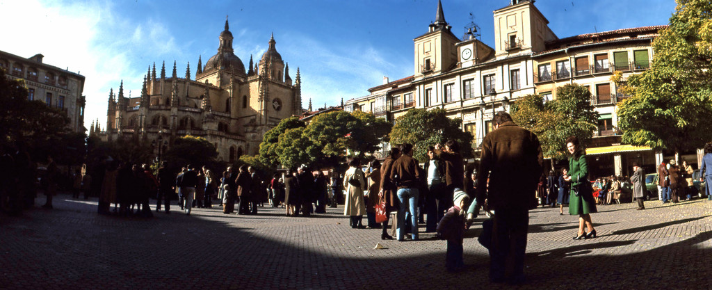 Segovia, Plaza de Juan Bravo un domingo por la mañana