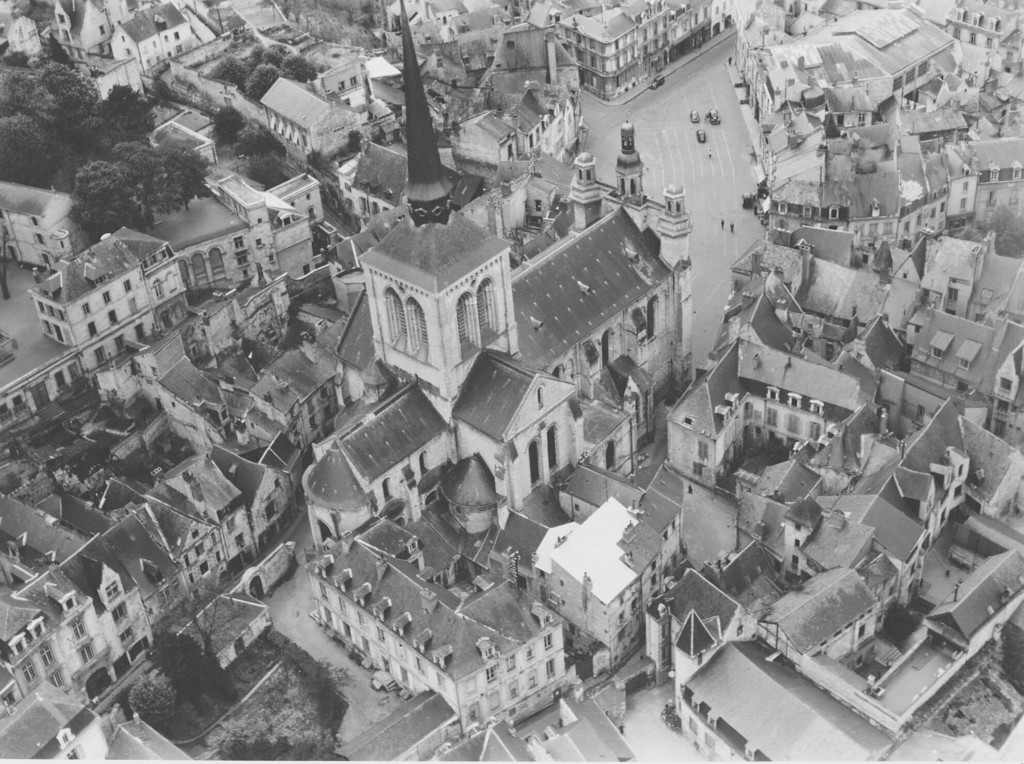 Saumur. Église Saint-Pierre-du-Marais. Vue aérienne