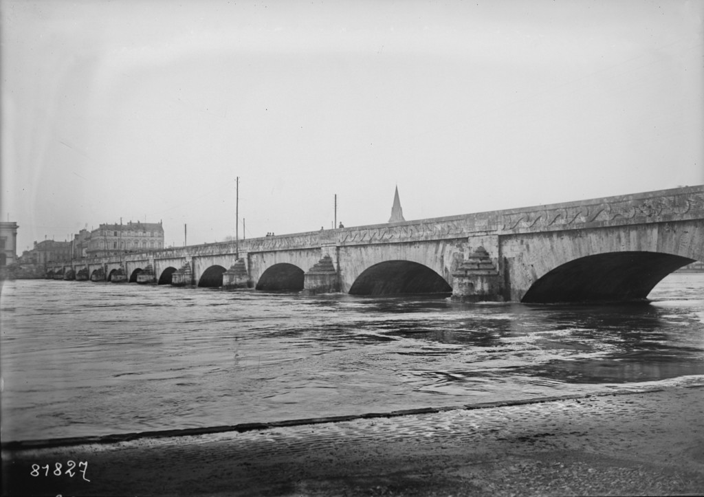 Saumur, le pont Cessart – la Loire en crue