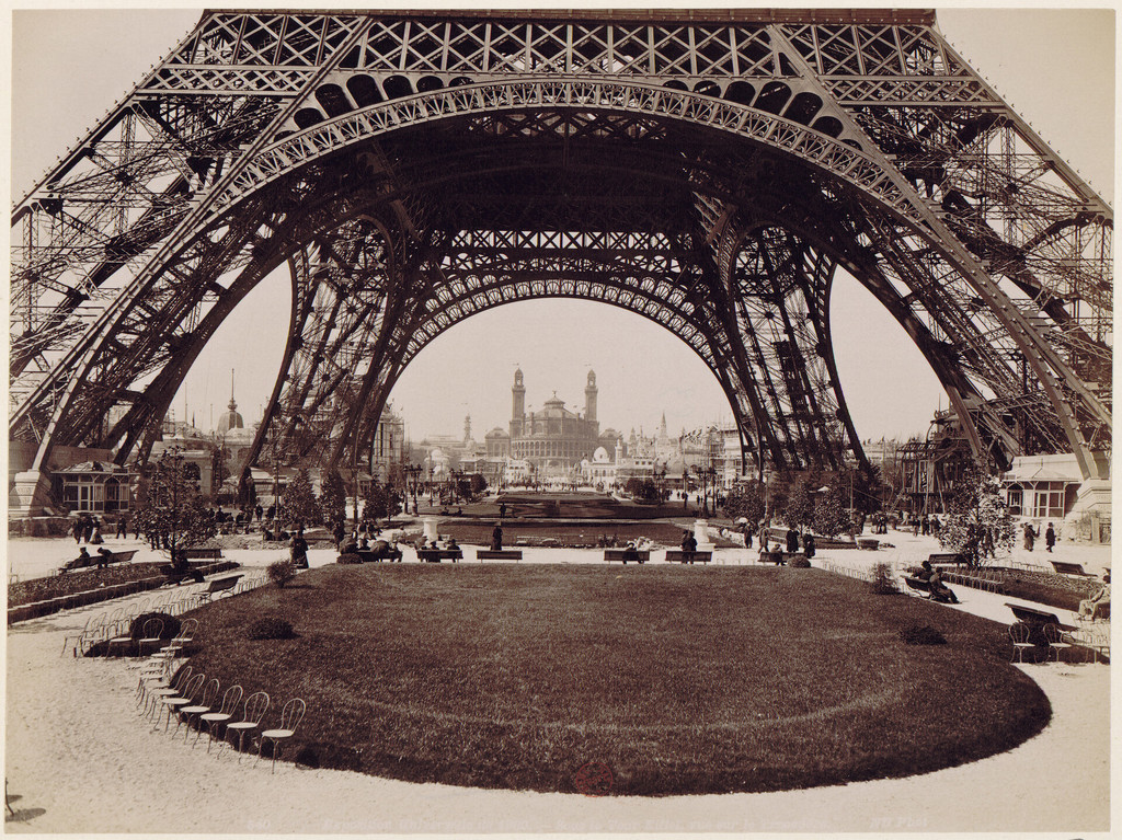 L'exposition universelle de 1900: la Tour Eiffel, le palais du Trocadéro en arrière-plan