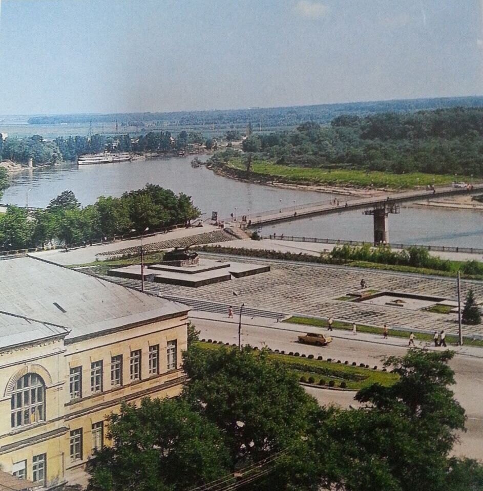 View of the Memorial of Glory, the bridge and the city waterfront