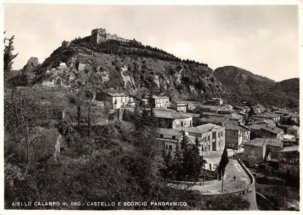 Aiello Calabro, Castello e scorcio panoramico
