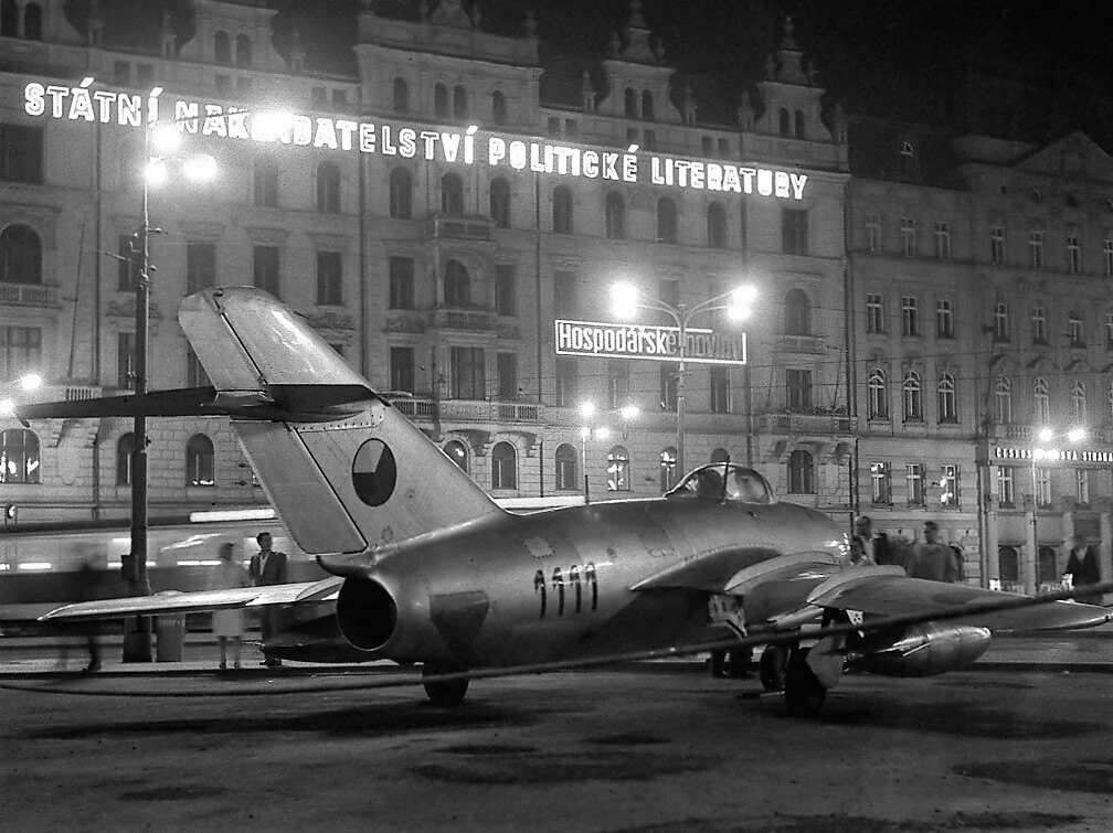 MiG-15 stojící na Náměstí Republiky