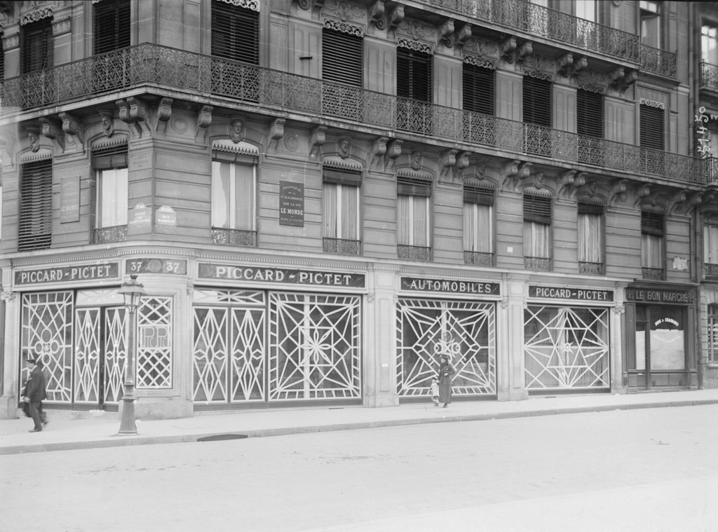 Angle de l'avenue des Champs-Elysée et de la rue Marbeuf: protection des magasins