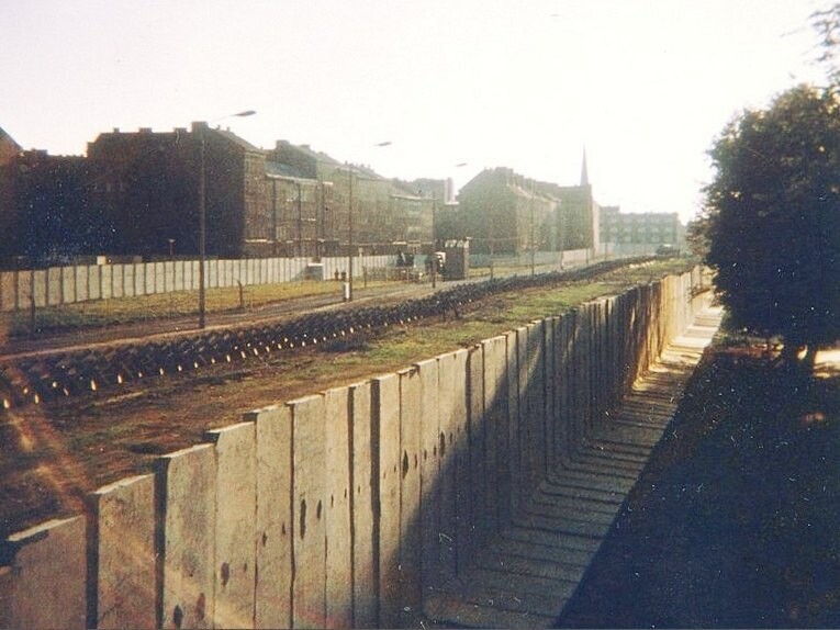 Modernisierung der Berliner Mauer an der Bernauer Straße