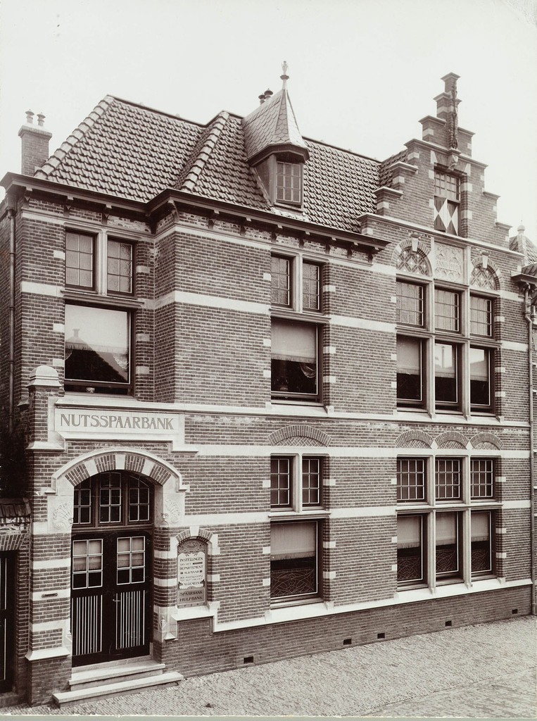 Het gebouw van de Nutsspaarbank gevestigd op Gedempte Nieuwesloot 50