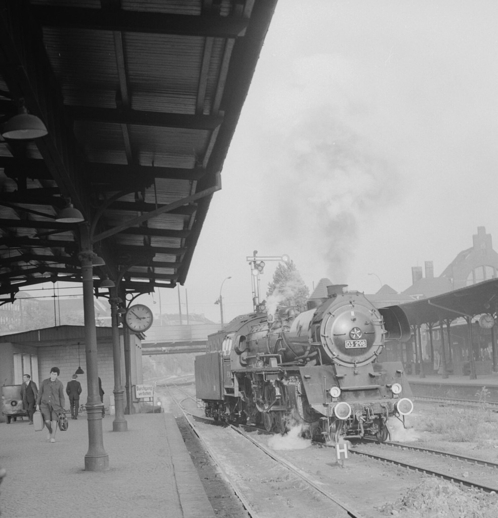 Dampflokomotive DR 03-298 am Bahnhof Lichtenberg