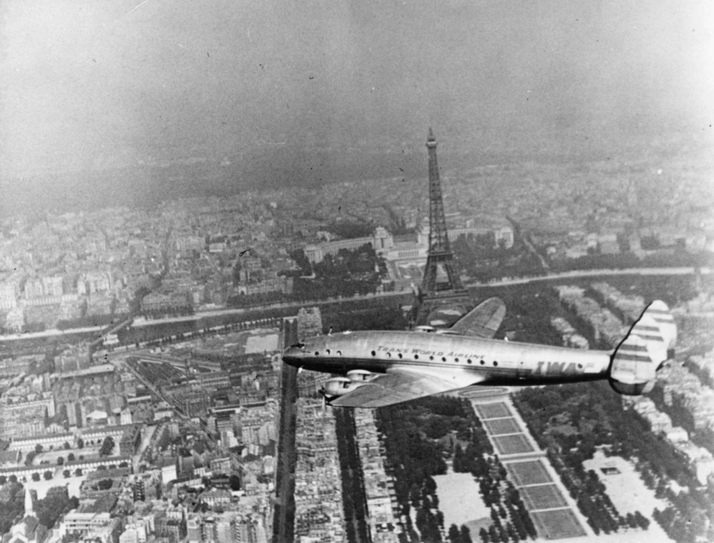 TWA Lockheed Contellation survole Paris