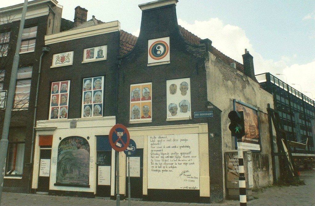 Uit protest tegen sloop of leegstand beschilderde huizen op de Gedempte Oude Gracht