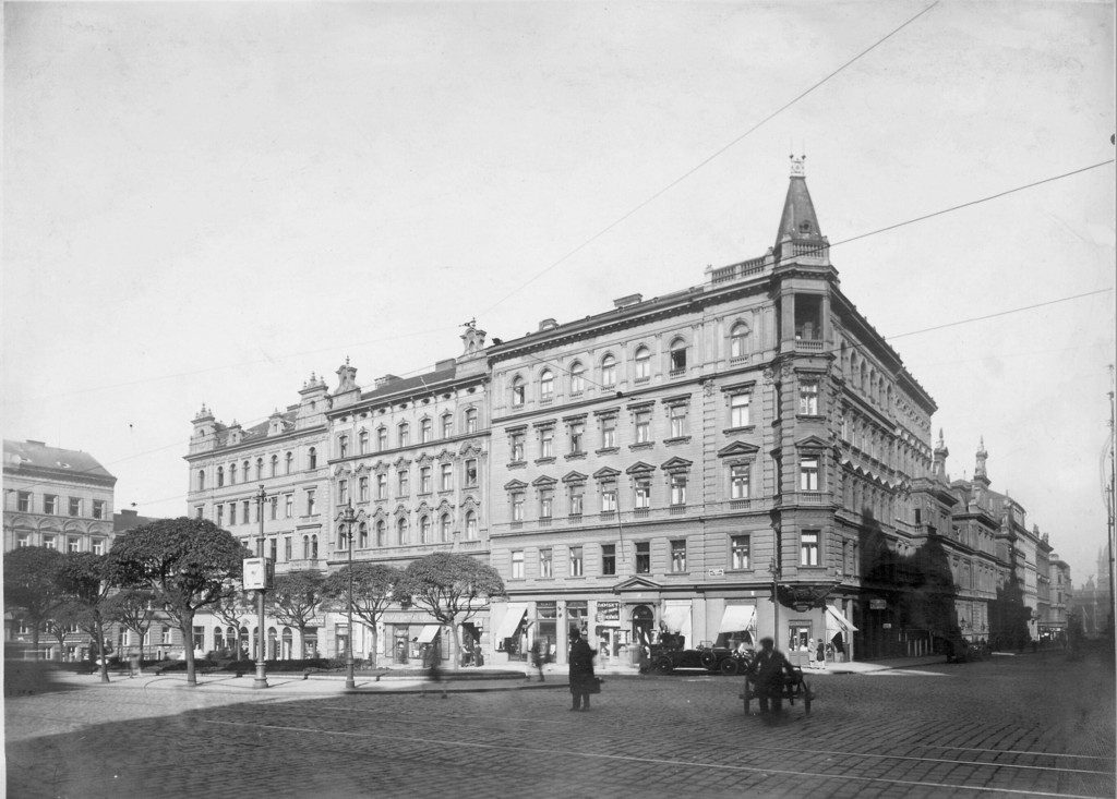 Pohled na severní stranu náměstí I. P. Pavlova (Petra Osvoboditele, Komenského)