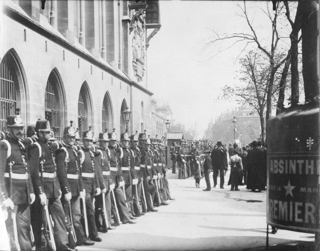 Gardes Républicains devant le Palais de Justice