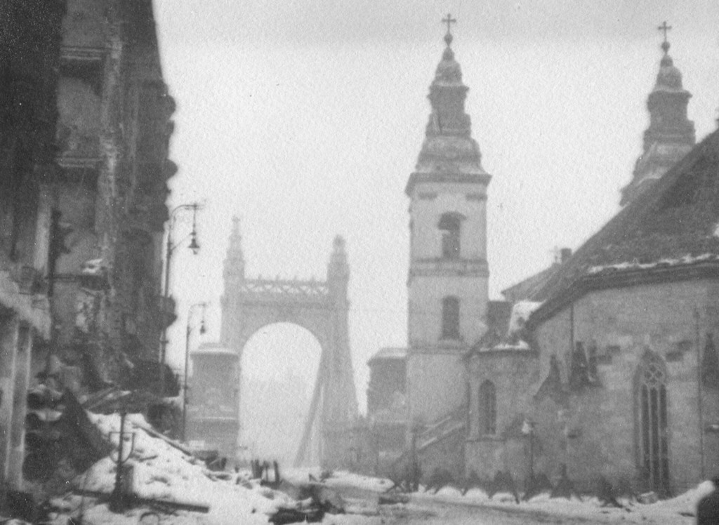 Az Erzsébet-híd a budapesti harcok idején