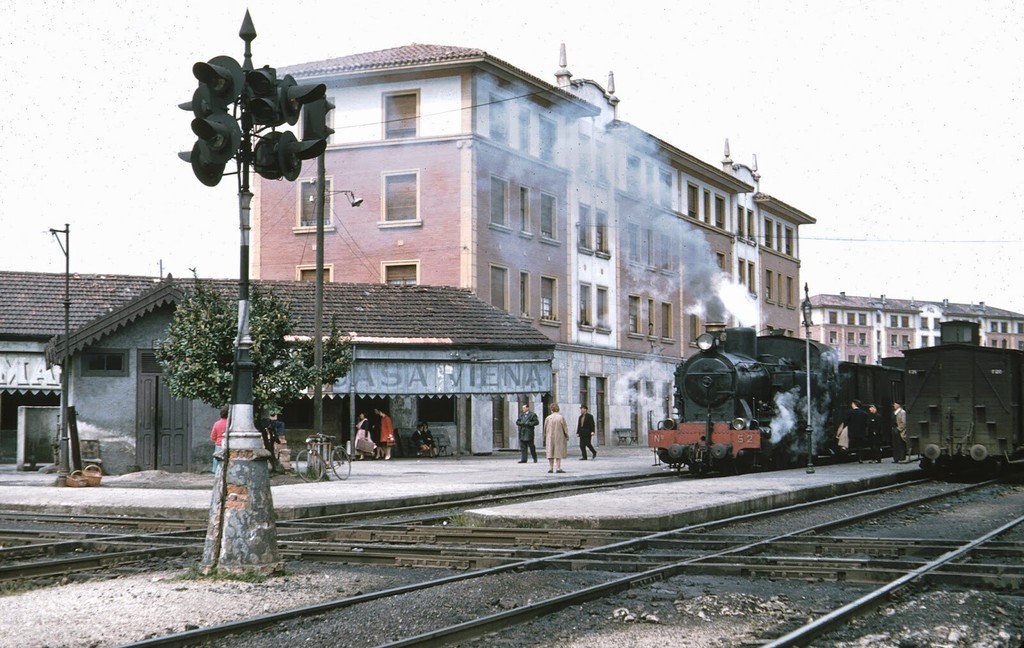 Tren de vapor del ferrocarril de Langreo en el cruce de Noreña