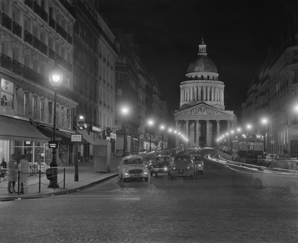 Le Panthéon dans l'axe de la rue Soufflot, la nuit