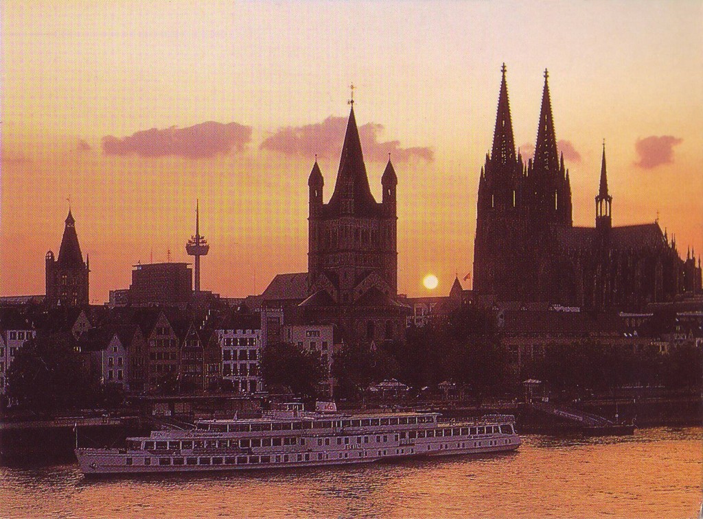 Die Stadt entlang des Rheins mit Katherdral und Museen