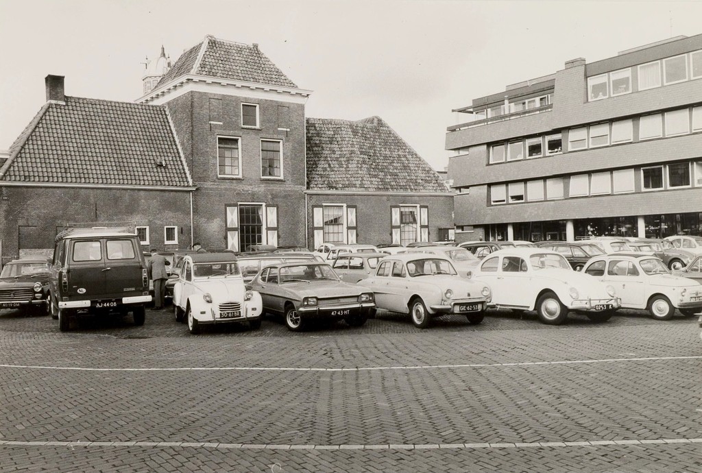 Links de oostkant van het Hof van Sonoy. Rechts Hofplein 1-5