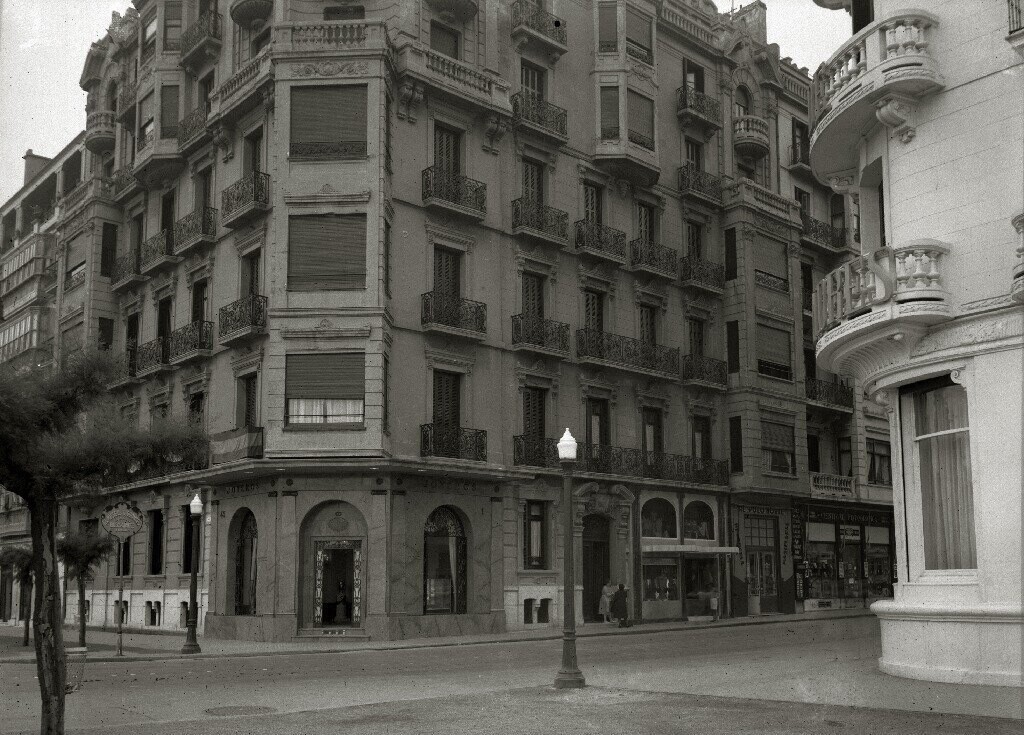 San Sebastián. Edificio de la esquina Avenida de la Libertad con la calle Easo