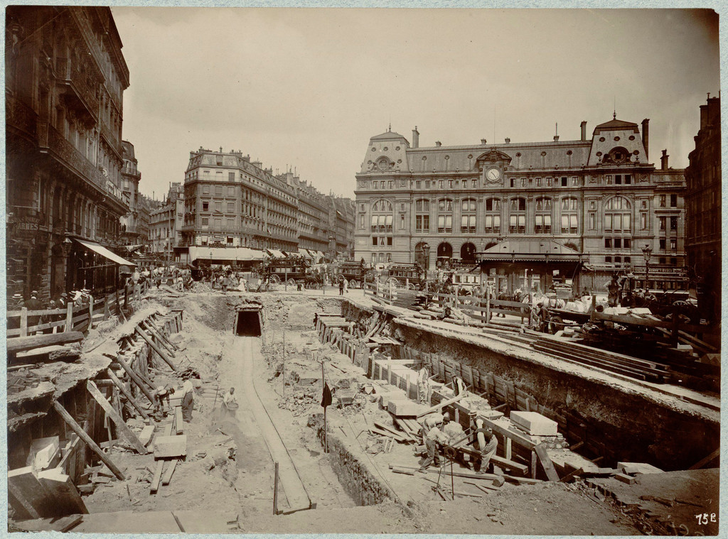 Station Gare Saint-Lazare. Déblaiement après construction préalable des piédroits en souterrain