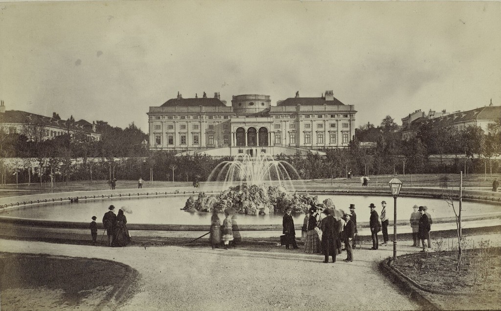 Fürst Schwarzenberg-Palais und Hochstrahlbrunnen