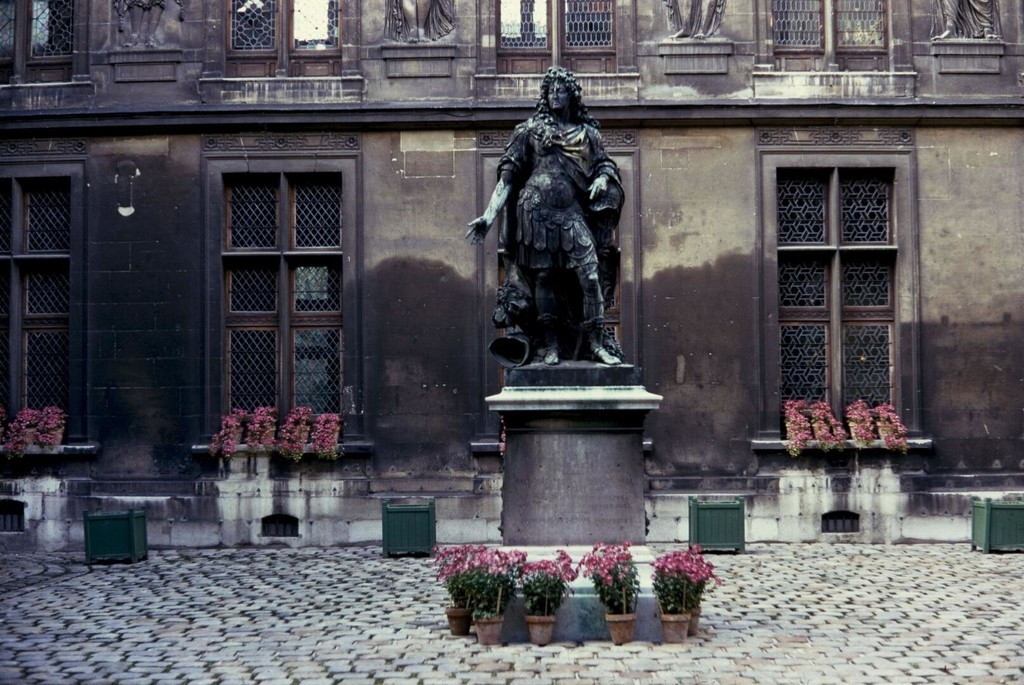 Statue de Louis XIV, fleurs dans la cour d'honneur du musée Carnavalet