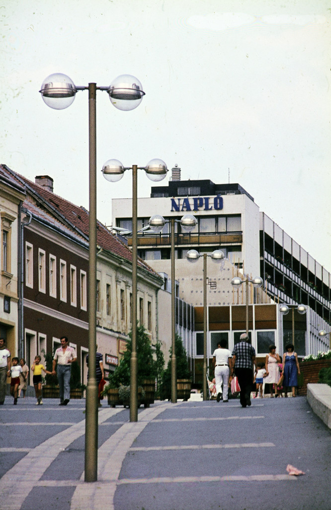 Kossuth Lajos utca, háttérben a 