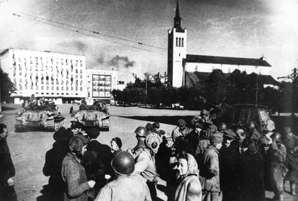 Nõukogude sõdurite ja Tallinna elanikud Vabaduse väljak