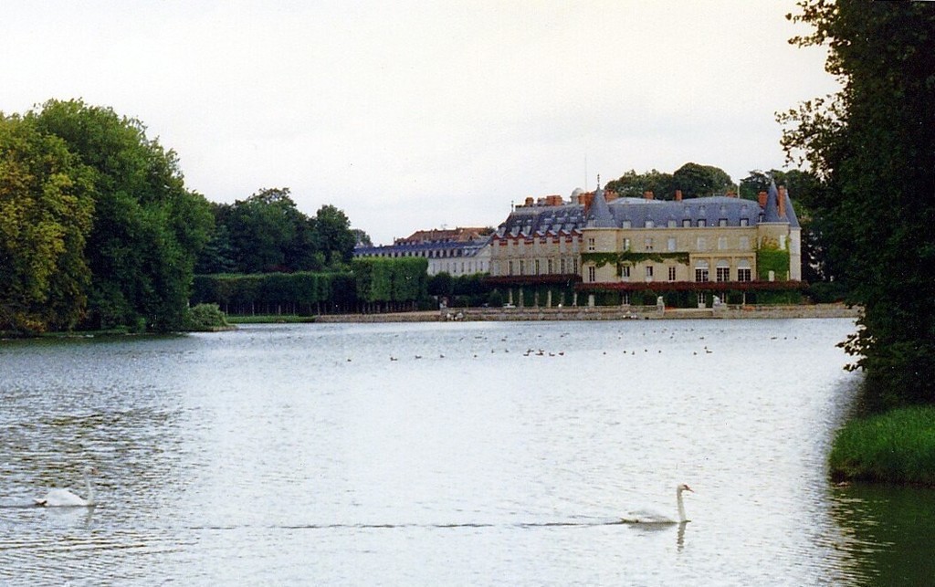 Le château de Rambouillet, vu depuis les canaux