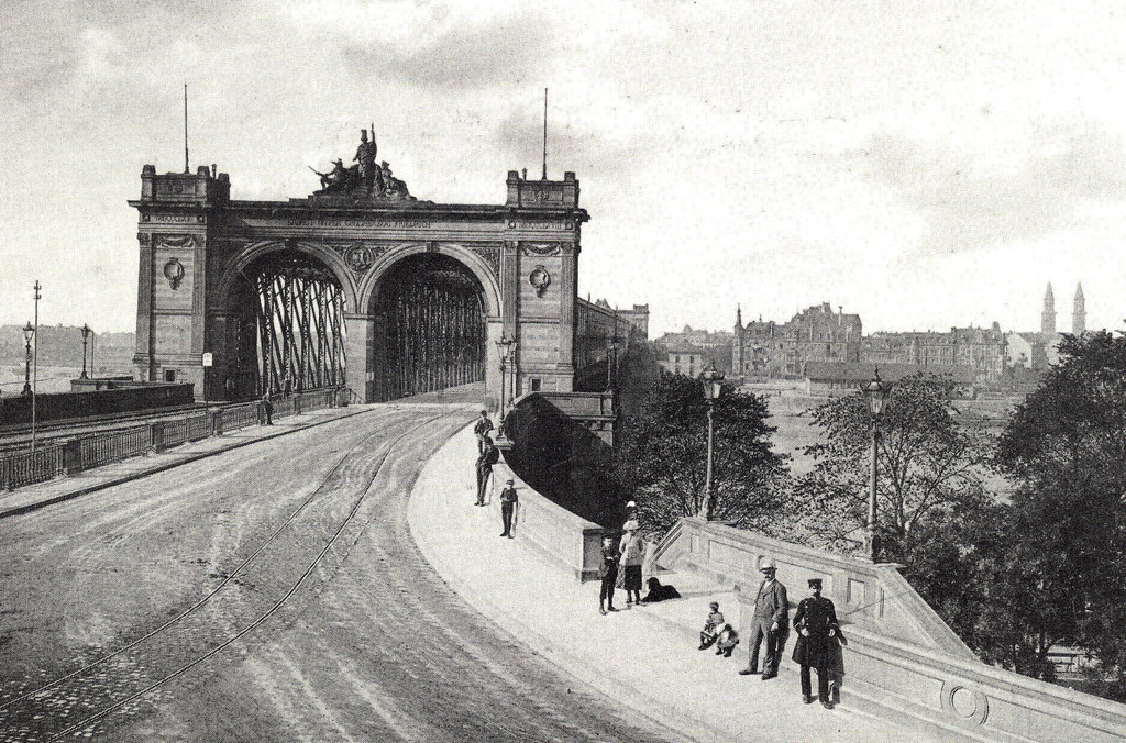 Rhine bridge with the portal on the Mannheim side