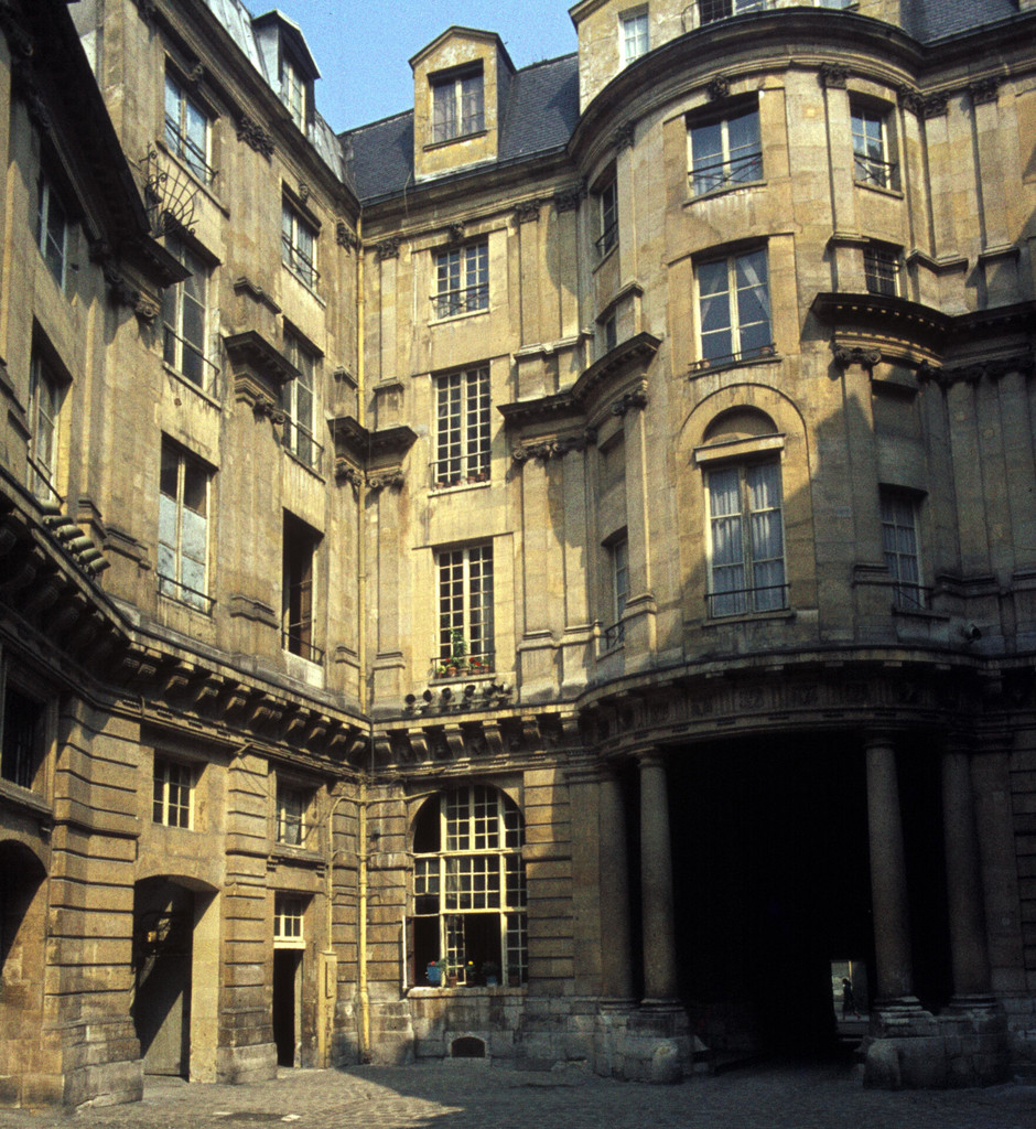 Hôtel Beauvais. Courtyard, donnant sur la maison avant