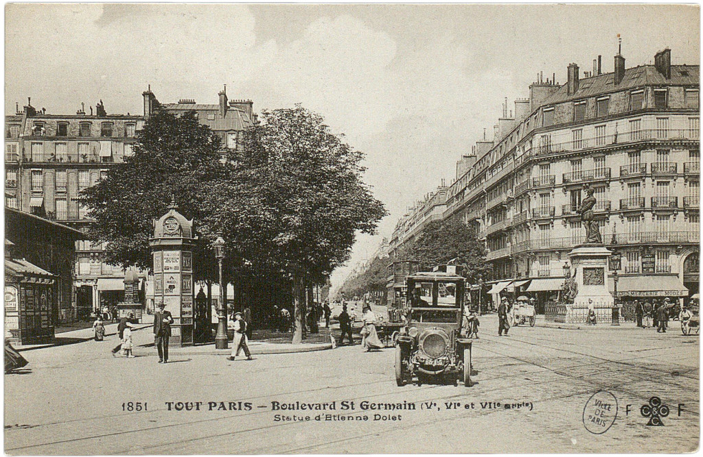 Boulevard Saint-Germain. Statue d'Etienne Dolet