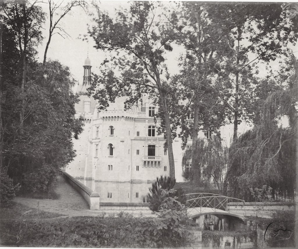 Château de la Mothe-Chandeniers, côté droit par-delà douve et allée