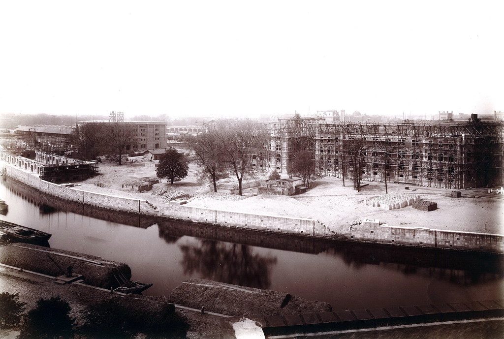 Neue Packhofanlage: Ansicht des Geländes vom linken Spree-Ufer während der Bauausführung