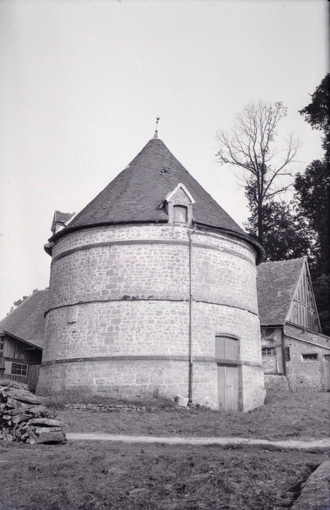 Ferme du château du Manais à Ferrières-en-Bray : colombier