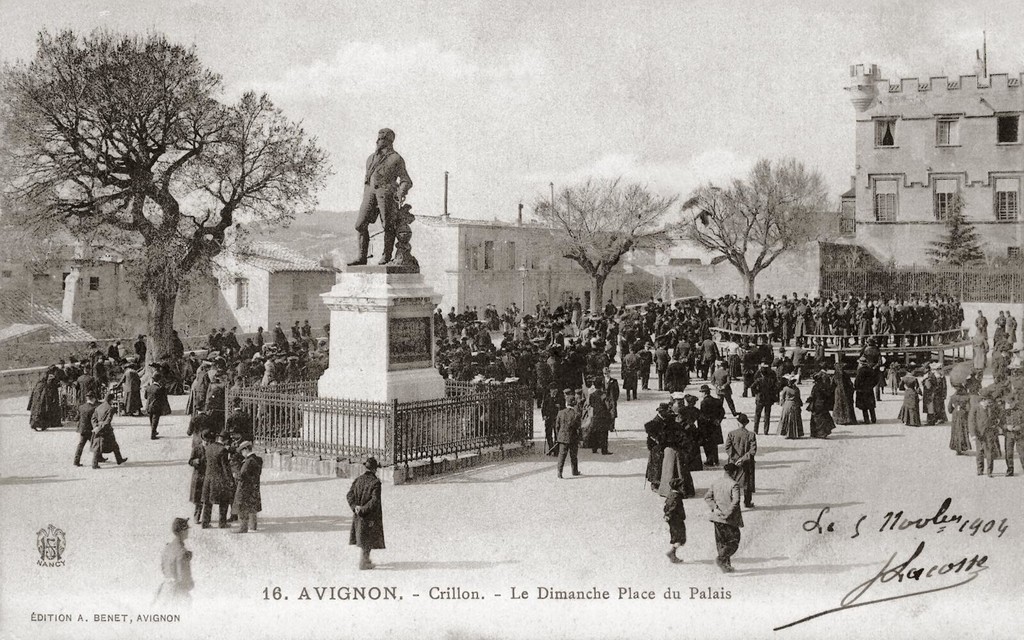 Statue de Crillon. Le Dimanche Place du Palais