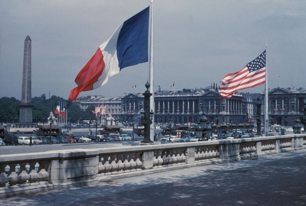 Place de la Concorde. Drapeaux français et américains