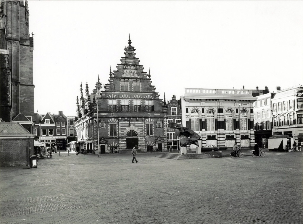 Haarlem. De Grote Markt met het beeld 