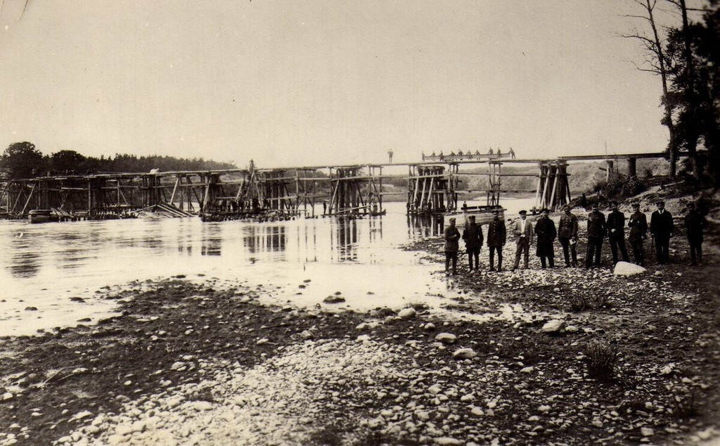 Возведение временного моста через Неман